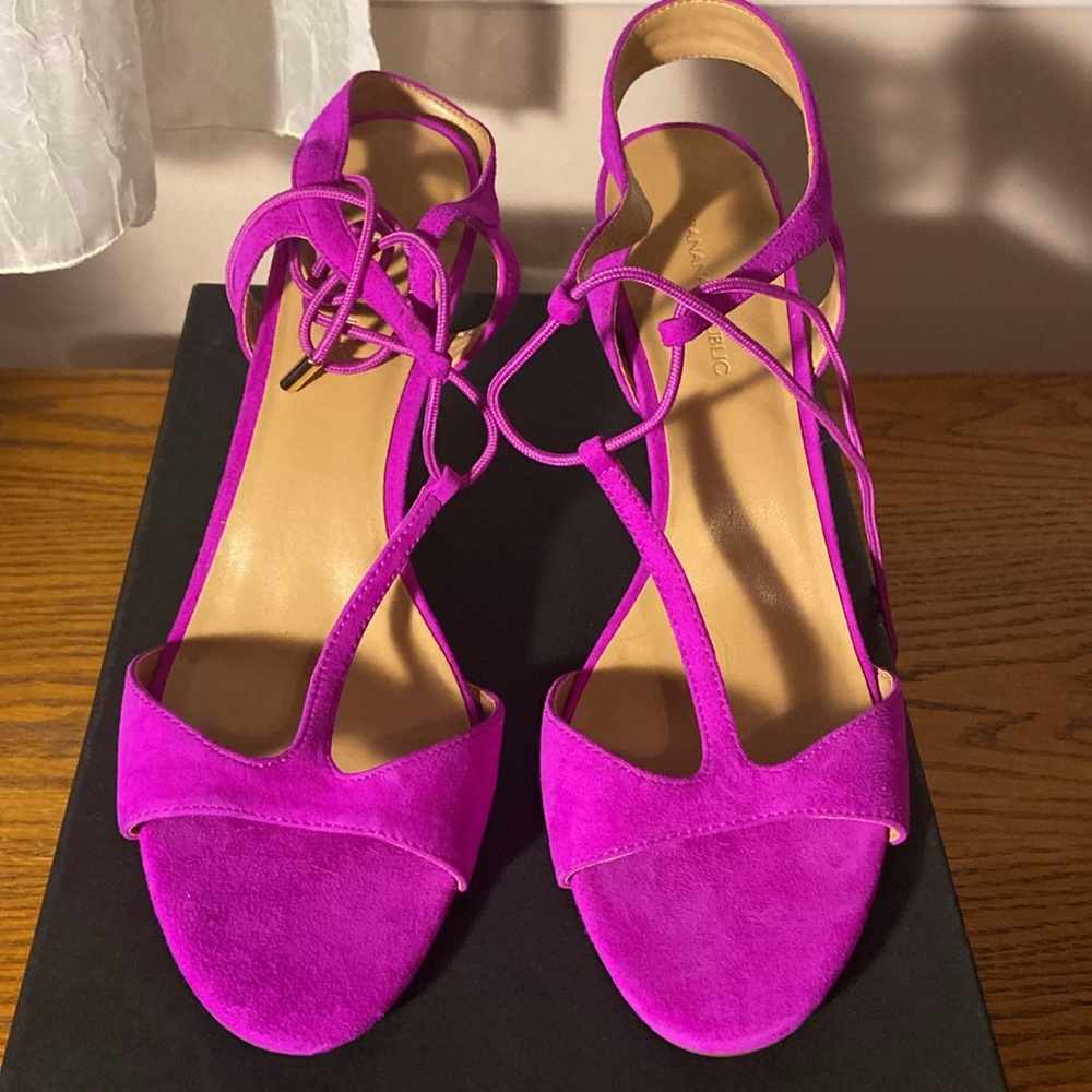 NIB STUNNING T-Strap Heels from Banana Republic Size 9 - Picture 3 of 5